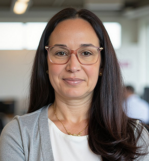 Amy Gagnon - Headshot light clothing